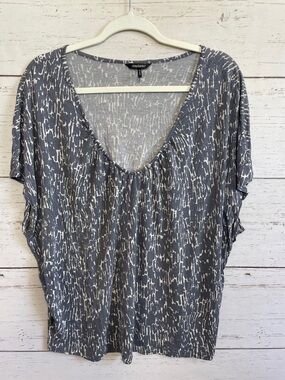 Daisy Fuentes Scoop/V-Neck Short Sleeved Gray and White Patterned Top, size XL